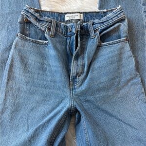 Abercrombie & Fitch Ultra High Rise 90s Straight Distressed Medium Wash 26